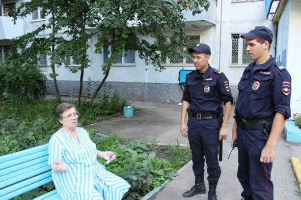 Опрос полицией жителей близлежащих дворов Закончив говорить по рации сержант - фото 6