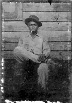 Una rarissima immagine che ritrae Robert Johnson sulla veranda della sua casa - фото 4