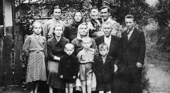 Марія Віслапуу сидить крайня зліва з родичами і своїми дітьми Поруч біля неї - фото 5