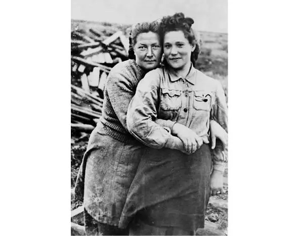 Ганна Духович ліворуч з подругою Воркута 1950ті рр Після проголошення - фото 1