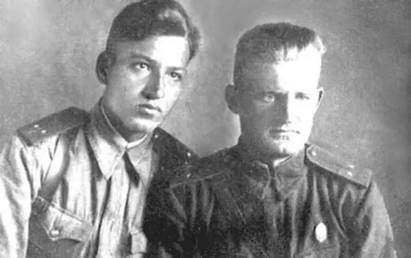Лейтенанты Пыльцын Антонов Алкино 1943 г Братья Карелины Анатолий - фото 12