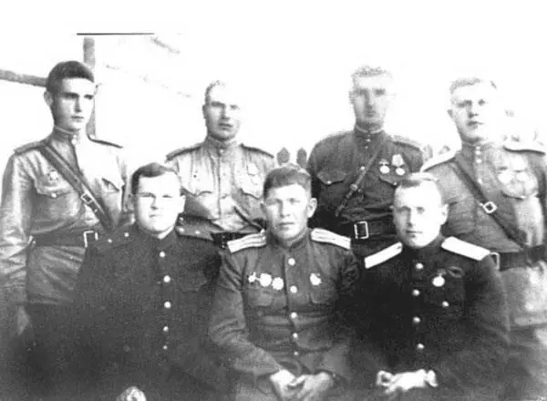 А А Осипов в центре с группой офицеров 8го ОШБ В З Семыкин и П И Зорин - фото 27