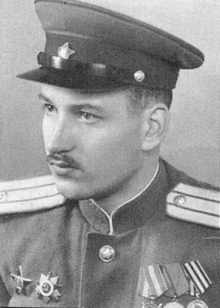 А В Пыльцын Майор командир роты автоматчиков 8го ОШБ Берлин Офицеры 8го - фото 32