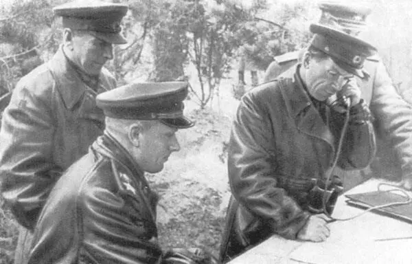 К К Рокоссовский и П И Батов близ Варшавы Нарвский плацдарм Ноябрь 1944 - фото 40