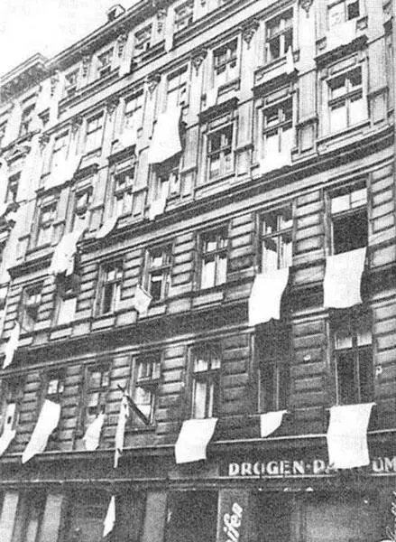 Капитулировал каждый дом каждое окно Рейхстаг со стороны реки Шпрое - фото 45
