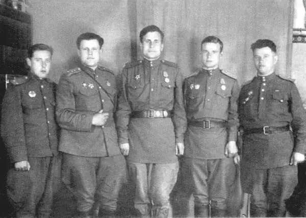 Офицеры 8го ОШБ в День Победы Слева направо Е И Кузнецов Н Д Гуменюк - фото 49