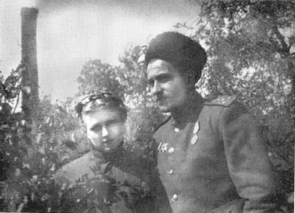 Маргарита и Александр Пыльцыны перед посещением Рейхстага 4 мая 1945 г Гдето - фото 50
