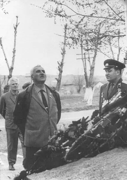 Константин Симонов и Александр Пыльцын Уссурийск 1965 г В этой братской - фото 62