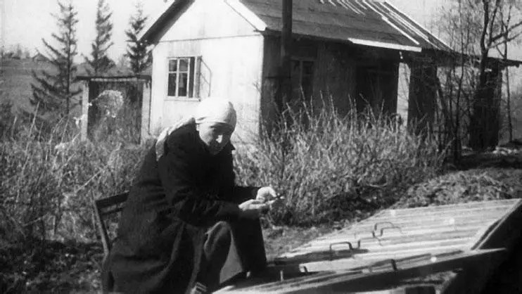 Елизавета Петровна у парника с овощами Деденево весна 1950 г На заднем плане - фото 233