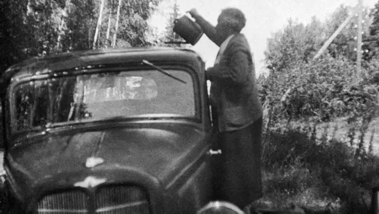 Елизавета Петровна на даче моет Эмку Приблизительно 1944 г Елизавета - фото 234