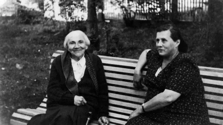 Елизавета Петровна с Валентиной Ипполитовной Архангельской Деденево 19531954 - фото 235