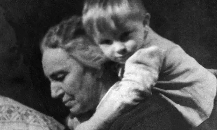 Но больше всех она любила меня и я тоже обожал свою бабушку В 1948 году - фото 246