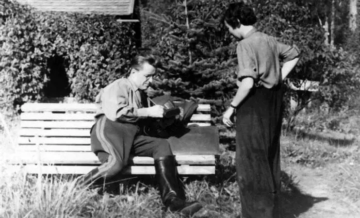 Гости Сперанских Владимир Михайлович Мясищев с дочерью Машей Фото 1952 г - фото 251