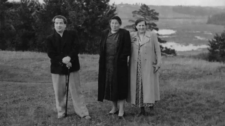 Ираклий Андонников в Деденеве Рядом с ним наши соседи Елена Сергеевна - фото 255