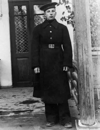 Сергей Филатов курсант военноморского училища лето и осень 1942 г На - фото 273