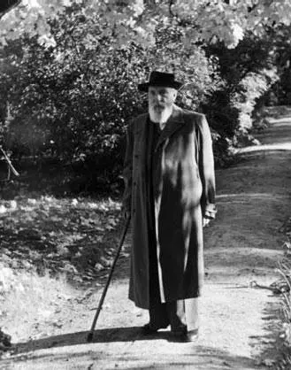Владимир Петрович Филатов на прогулке начало 50х гг Владимир Петрович на - фото 276