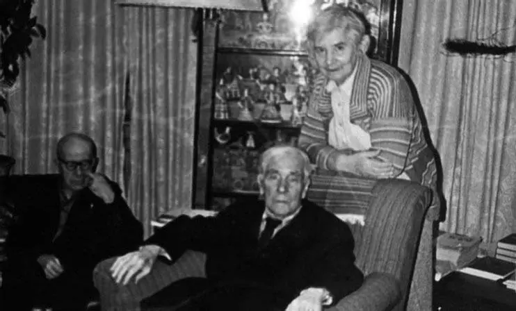 Анна Алексеевна и Петр Леонидович Капица На дачу на электричке 60е гг - фото 328