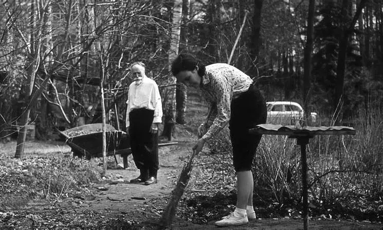 За молодежью нужен глаз да глаз Весенняя уборка листьев Май 1962 г На - фото 333