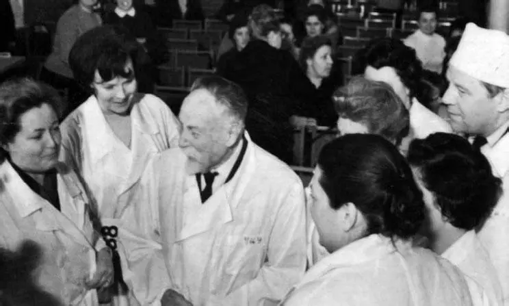 Каждую пятницу Георгий Несторович попрежнему приезжал на свою кафедру - фото 340
