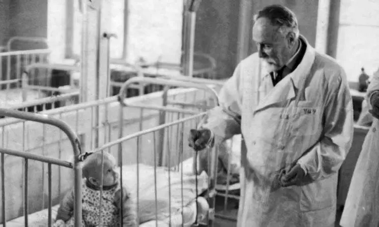 Георгий Несторович на обходе больных в клинике фото 1965 г Георгий - фото 341