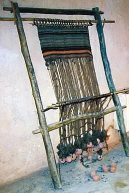 Первісний ткацький верстат сучасна реконструкція Люди почали робити міцний - фото 20
