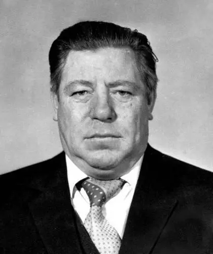 Шеф Иван Максимович Кирюхин Огненнорыжеволосый пензенский парень окончив в - фото 19