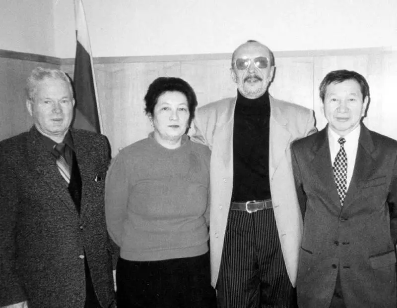 2001 год Рабочая встреча ведущих специалистов Бюро СМЭ с прокурором Республики - фото 42