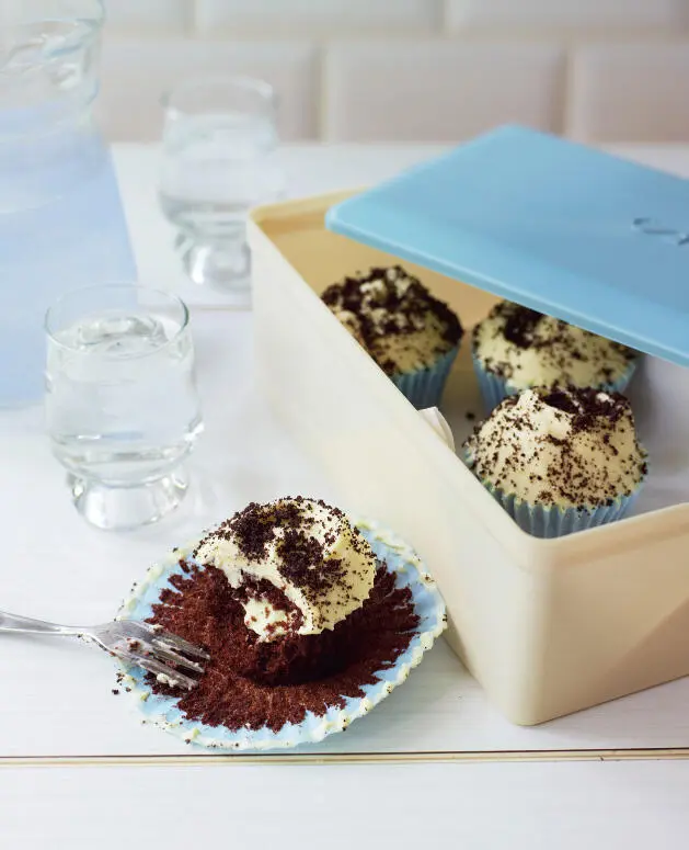 We wanted to take our popular Grasshopper Pie and turn it into a cupcake and - фото 20