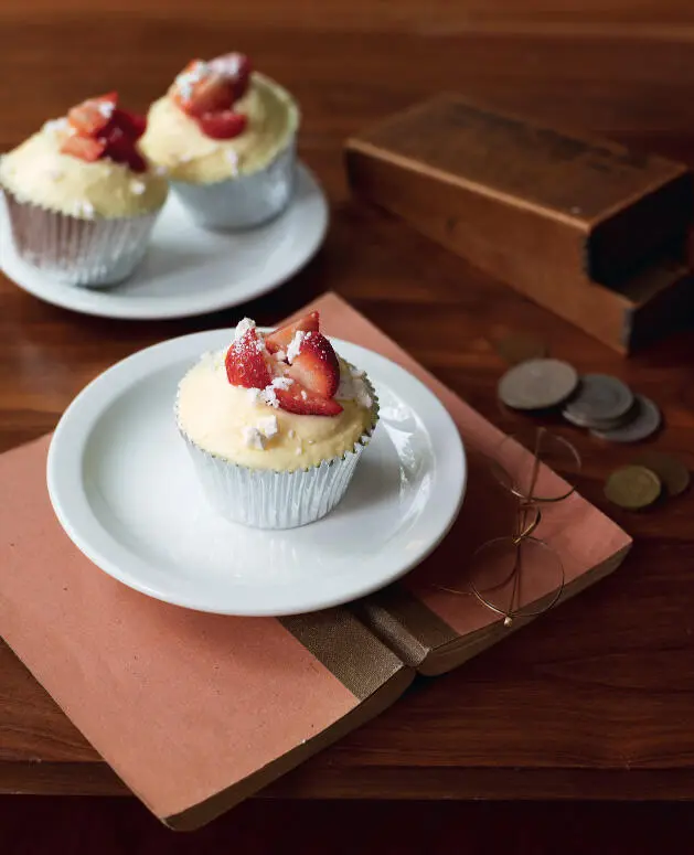 This quintessentially British pudding turned into a cupcake is part of our - фото 21
