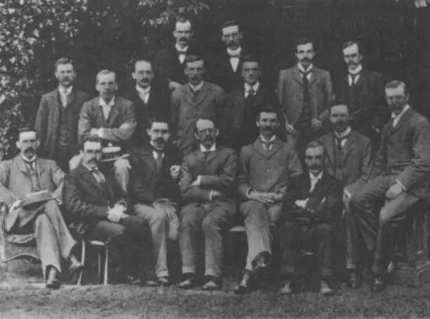 Студенты Кавендишской лаборатории 1898 год В центре первого ряда со - фото 21
