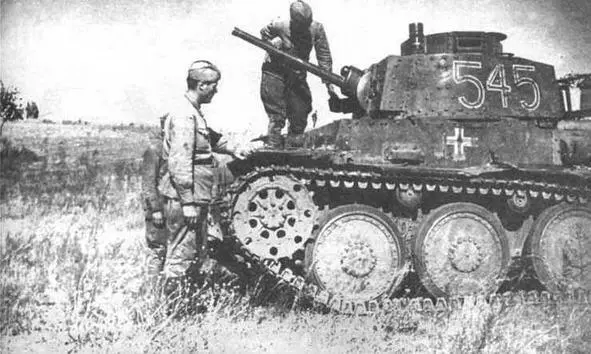 Легкие танки Pz38t подбитые на Восточном фронте На фото вверху - фото 20