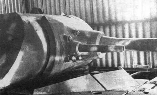 В массивной маскустановке танка Maus размещался спаренный лафет из 128мм и - фото 235