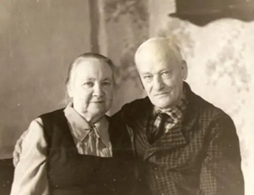 Моя бабушка и мой дедушка Сержпинские Бабушкины родители владели имением в - фото 1