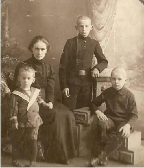 Семья Сержпинских Отец в этот период лечился в Китае иглоукалыванием - фото 2