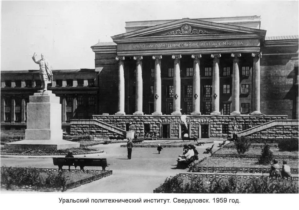 Читайте тыкнув пальцем в новую бумажку на стенде объявлений первокурсница - фото 1
