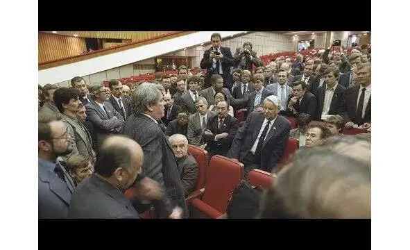 Совещание Межрегиональной депутатской группы в перерыве работы Съезда в зале - фото 14