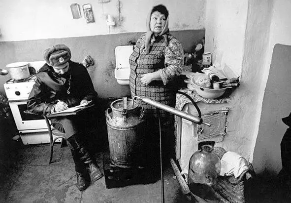 Скупка и перепродажа с целью наживы в небольших размерах водки и других - фото 8