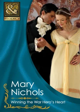 Mary Nichols Winning the War Hero's Heart обложка книги
