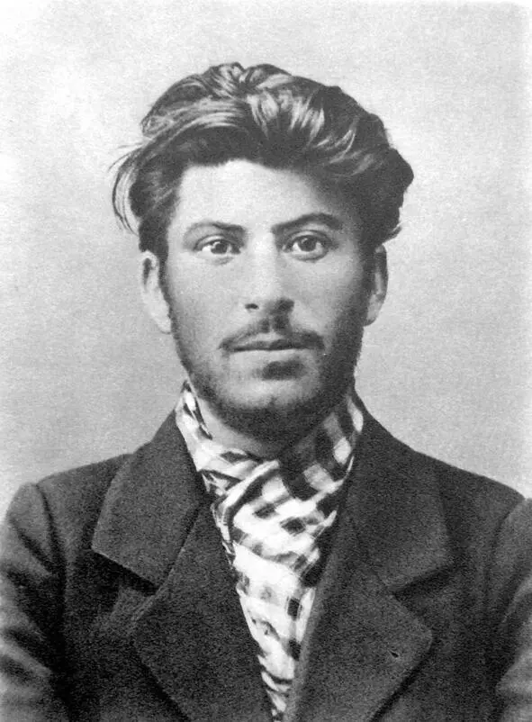 Сталин в молодости Гитлер в молодости сидит справа А я вообще не о Марксе - фото 5