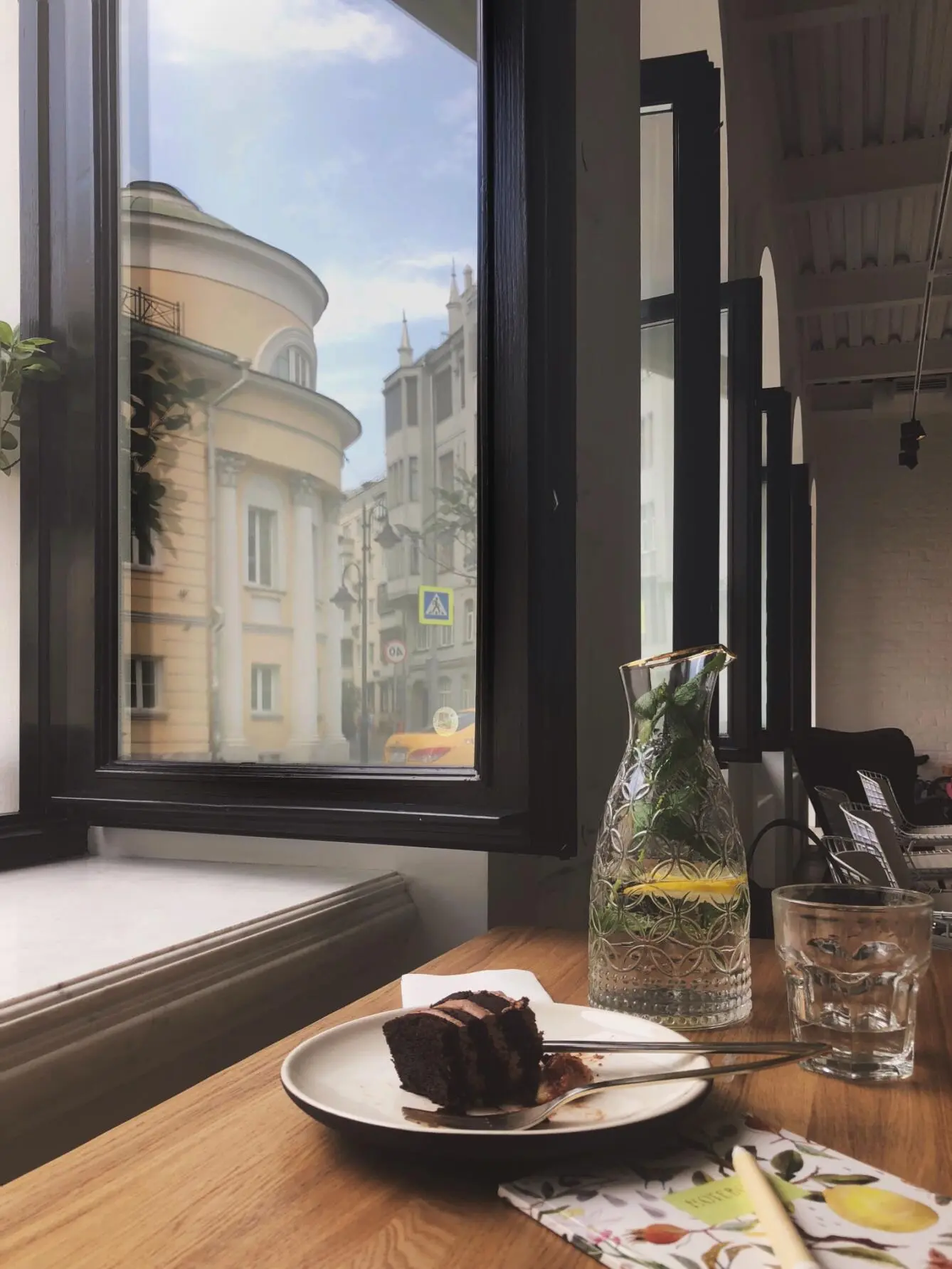 День был самый обыкновенный Московское утро пронизанное ароматом кофе и серым - фото 1