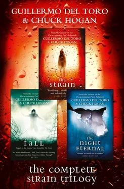 Guillermo Del Toro The Complete Strain Trilogy: The Strain, The Fall, The Night Eternal обложка книги