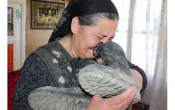 Ürəyimi sıxan dağlar Uzağın yaxın oldumu Üzü bəri baxan dağlar Qoynuna axın - фото 3