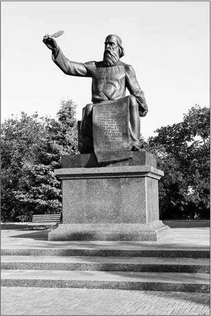 Памятник Володимиру Мономаху в місті Прилуки Руськії ж князі й вої молили Бога - фото 24