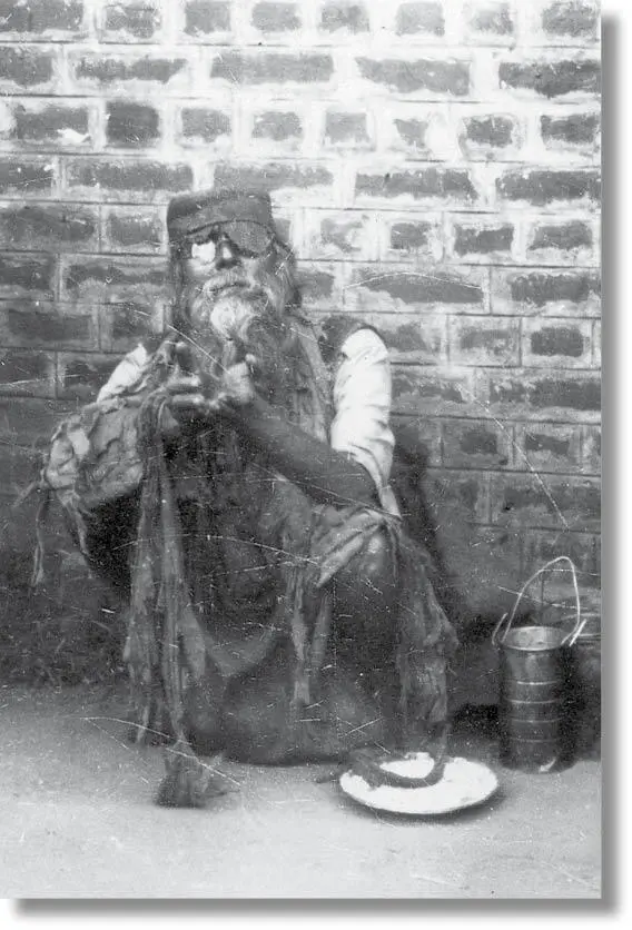 Раптом поруч зі мною розсміялася Емма Я здивовано глянув на неї і вона - фото 20