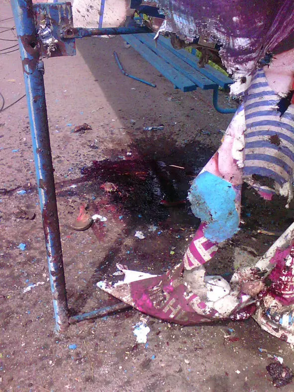 Второй снаряд попал прямо рядом с девятиэтажкой возле лоджии первого этажа - фото 1