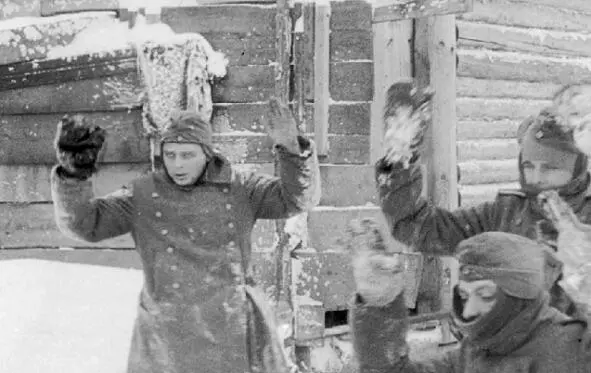 German prisoners of war Soviet troops take German soldiers for the first time - фото 129