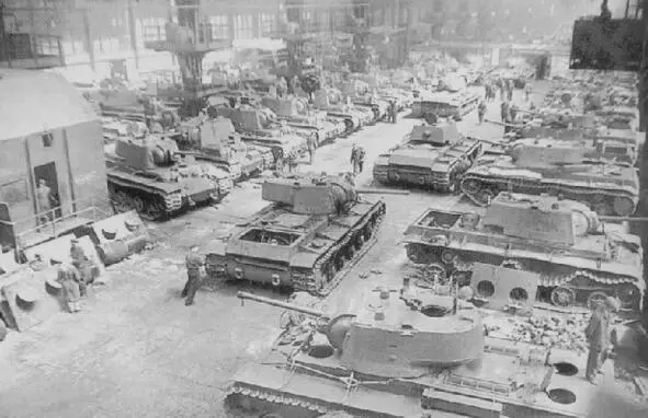 Issue of KV1 tanks on the Chelyabinsk Tractor Plant unimaginably expanded - фото 138