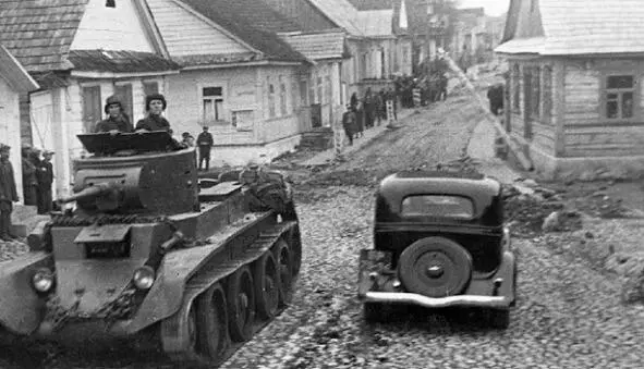 Since September 17 Soviet troops have entered Poland Their goal is to return - фото 14