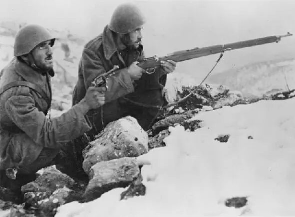 The brave but poorly armed Greek soldiers are preparing to meet the German - фото 63
