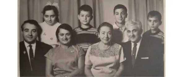 Со всей семьей Игорь между сестрой и старшим братом Здесь поэту 14 лет и он - фото 4